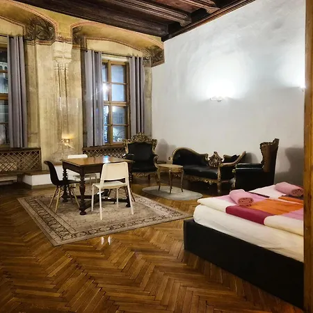 Main Square 18 King Apartment