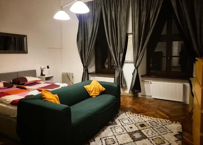 Main Square 18 King Apartment